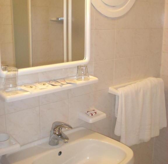 חדר סטנדרט לשלושה, Nettuno