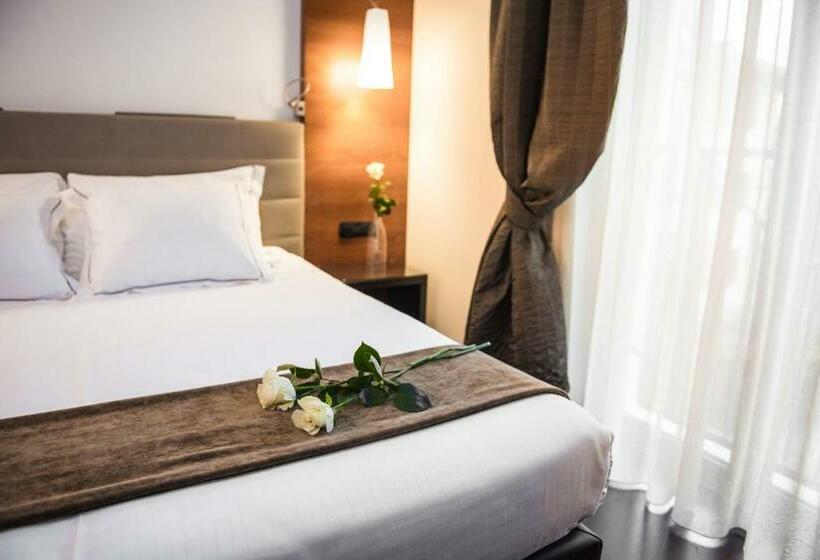 标准单人间, Red S Redaelli