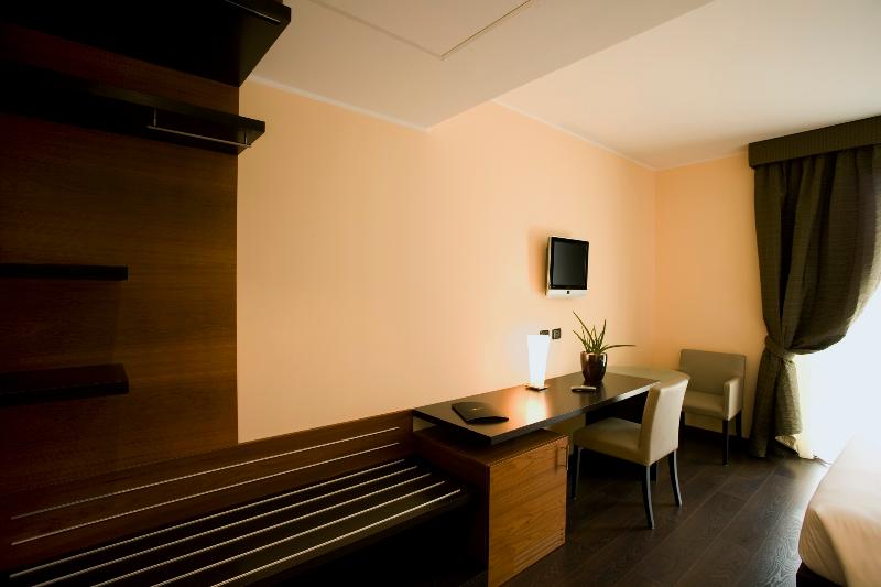 标准单人间, Red S Redaelli