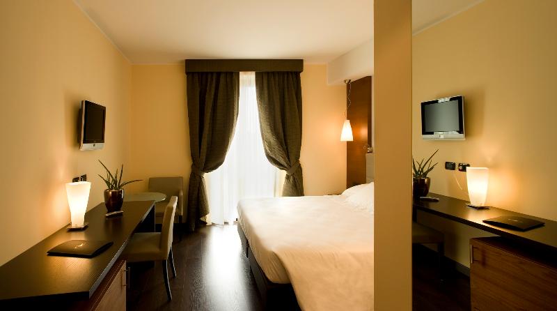 标准单人间, Red S Redaelli