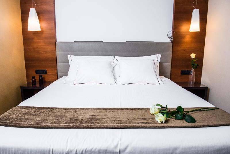 标准单人间, Red S Redaelli