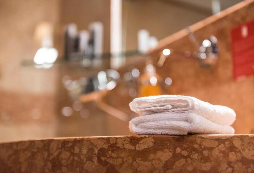 デラックストリプルルーム, Veronesi La Torre