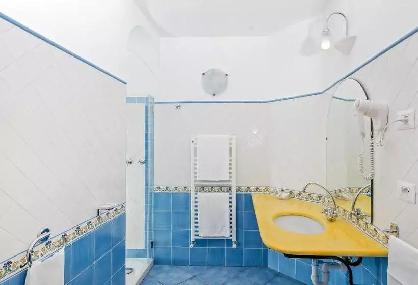 اتاق کلاسیک سه تخته, Vittoria