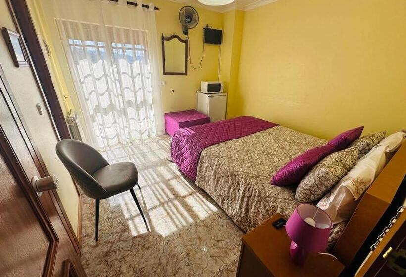 חדר בסיסי לשלושה, Residência Iris