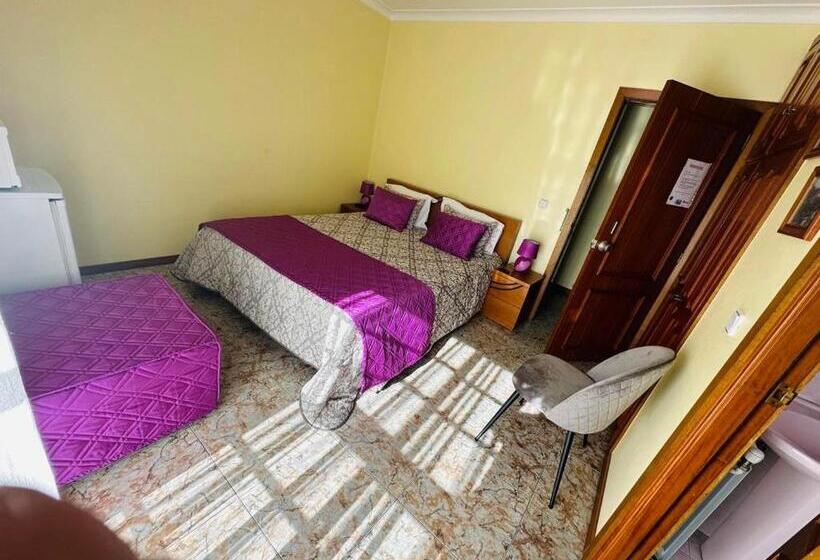 חדר בסיסי לשלושה, Residência Iris