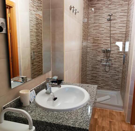 חדר סטנדרט לשלושה, Alma Rosa