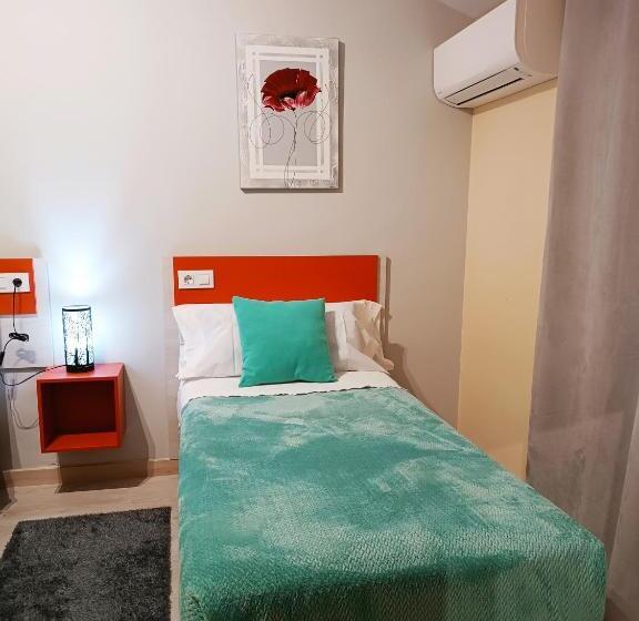 חדר סטנדרט לשלושה, Alma Rosa