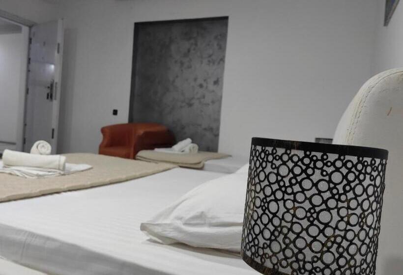 اتاق لوکس چهار تخته, Lira Excellent Nis