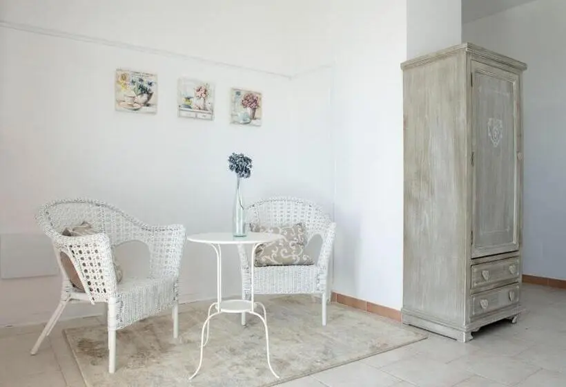 Standard Neljän Hengen Huone Parveke, Mama Maja
