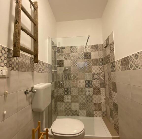 غرفة قياسية رباعية, Mama Maja