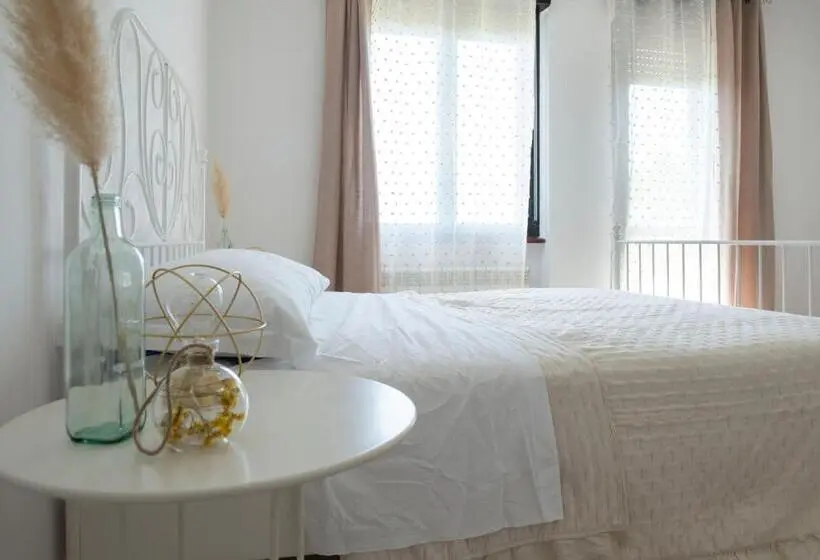 Economy Triple Room, Mama Maja