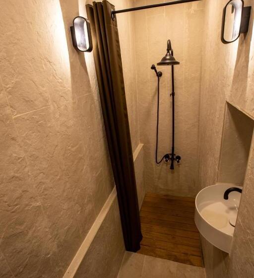 اتاق لوکس, Mirsoum