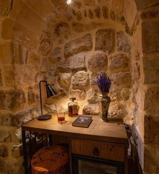 اتاق لوکس, Mirsoum