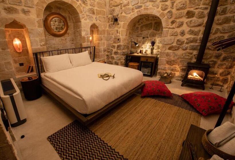 اتاق لوکس, Mirsoum