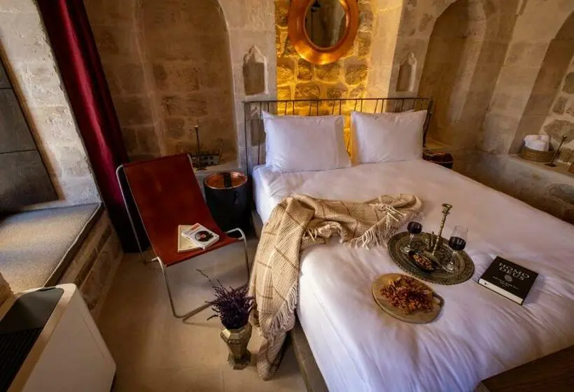 اتاق لوکس, Mirsoum