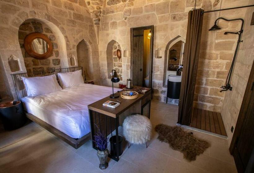 اتاق لوکس, Mirsoum