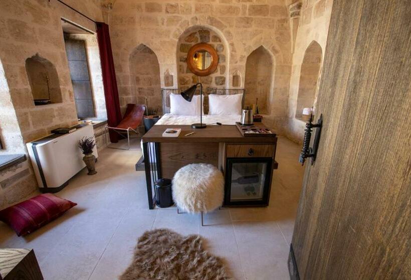 اتاق لوکس, Mirsoum