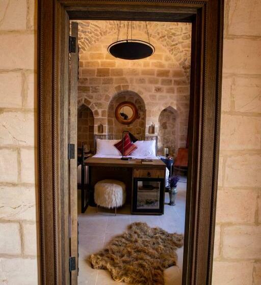 اتاق لوکس, Mirsoum