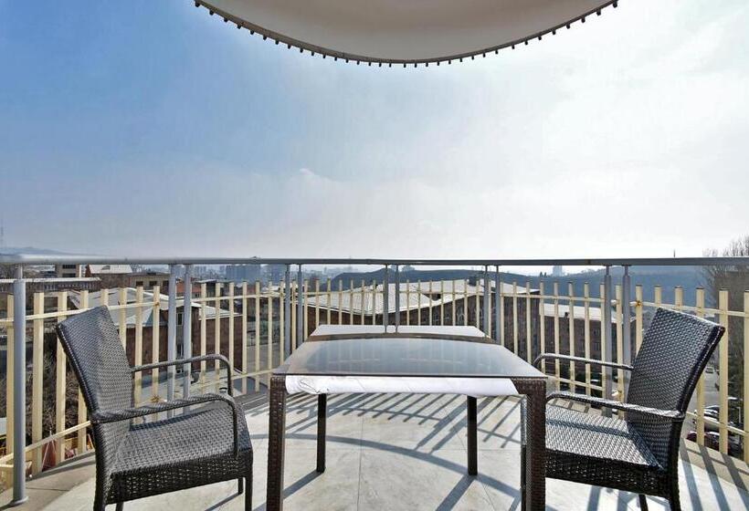 발코니 디럭스 룸, Panorama Hotel On Baghramyan Avenue