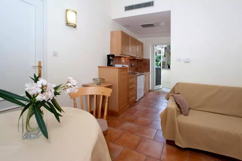 استودیوی استاندارد, Apartments Bellevue Plava Laguna