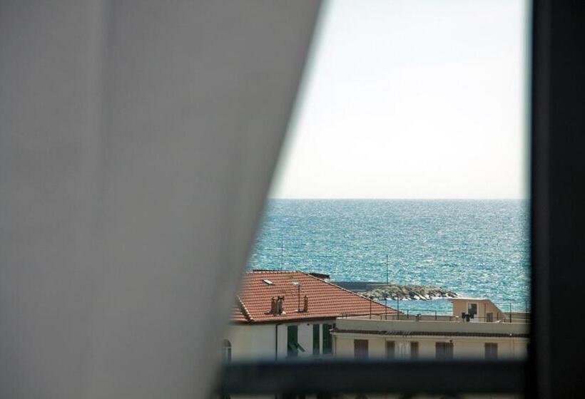 جناح جونيور مزوَّد بتراس, Globo Suite Correnti Hotels