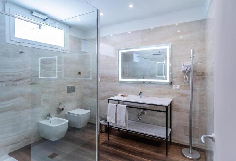 سوییت جونیور اجرایی, Globo Suite Correnti Hotels