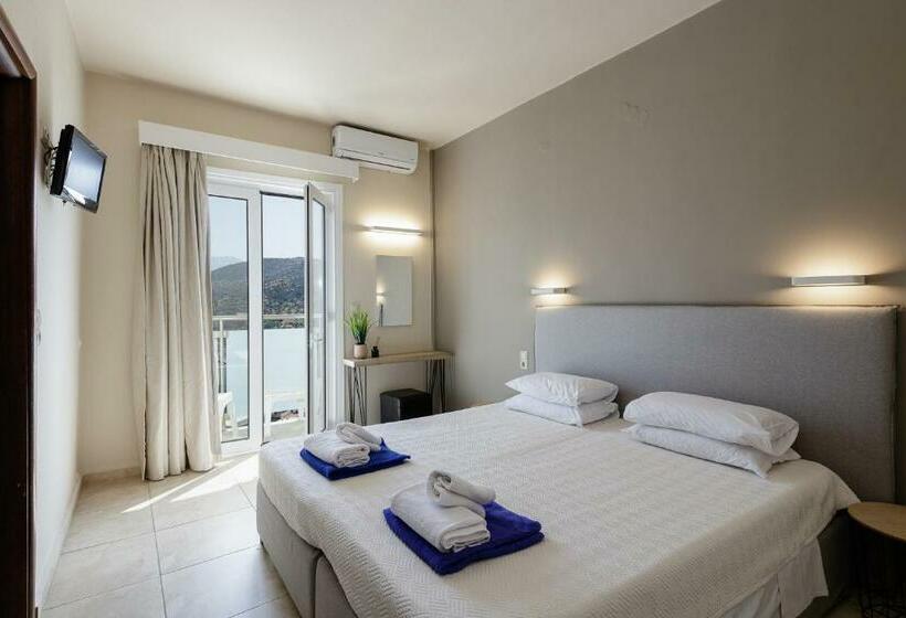 غرفة قياسية مطلة على الجبل, Areti