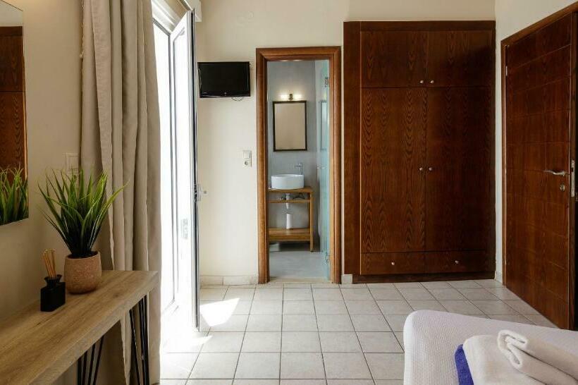 غرفة قياسية مطلّة علي البحر, Areti