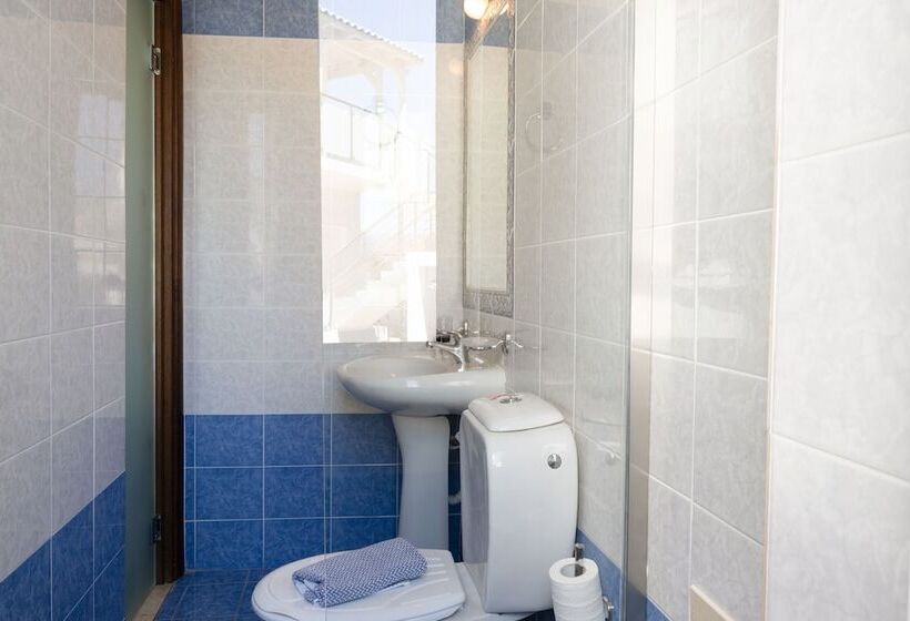 غرفة قياسية مطلة على الجبل, Areti