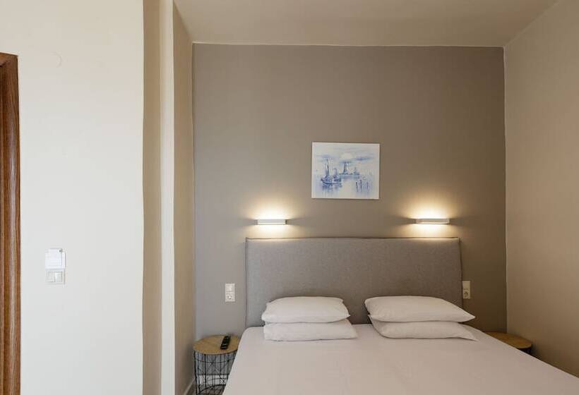 غرفة قياسية مطلّة علي البحر, Areti