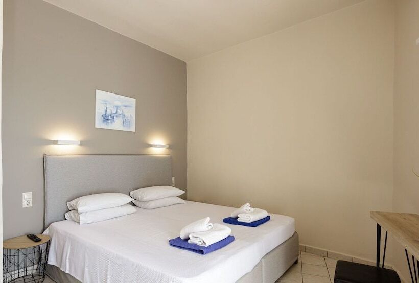 غرفة قياسية مطلّة علي البحر, Areti