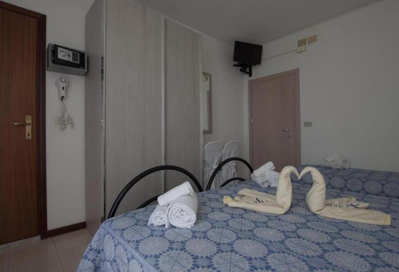 Трехместный Номер Классика, Carillon