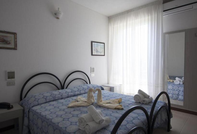 Трехместный Номер Классика, Carillon