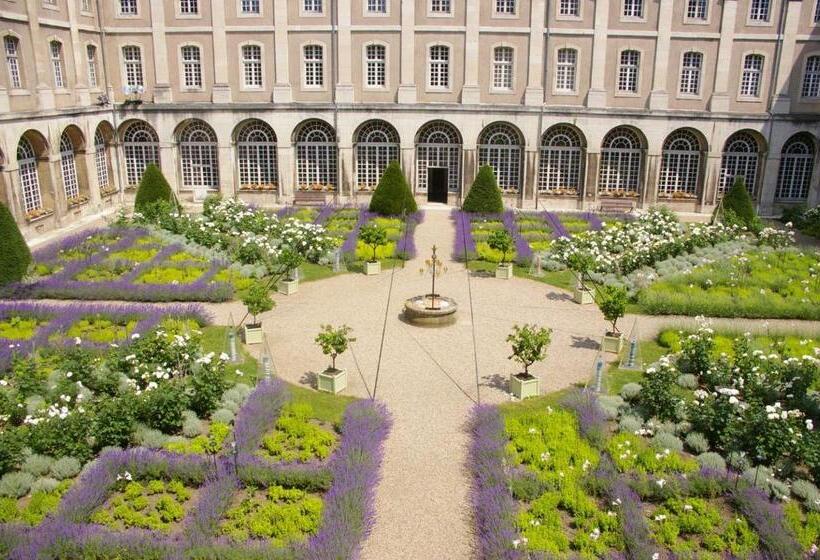 プレステージルーム, De L Abbaye Des Premontres