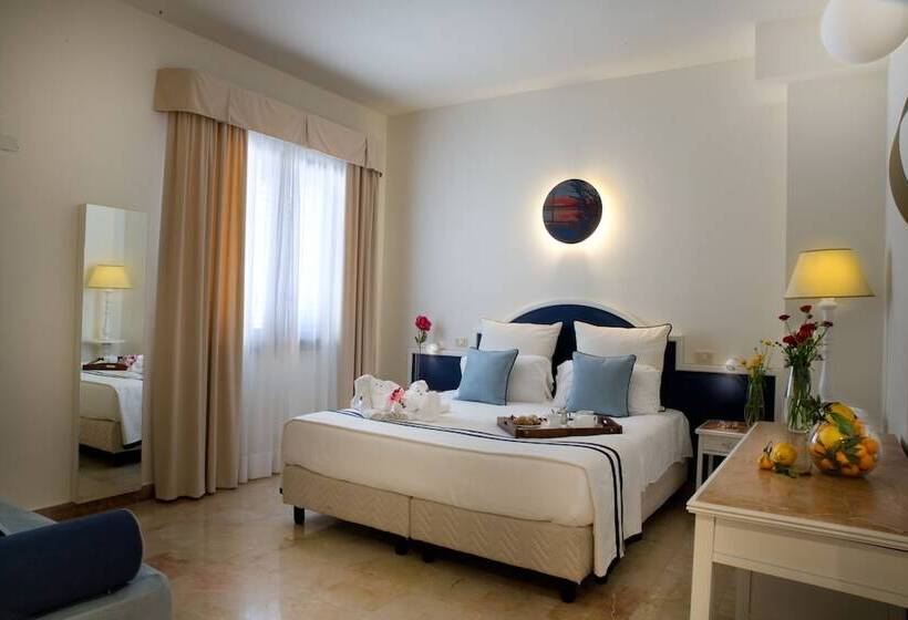 수피리어 트리플 룸, Delfino Beach