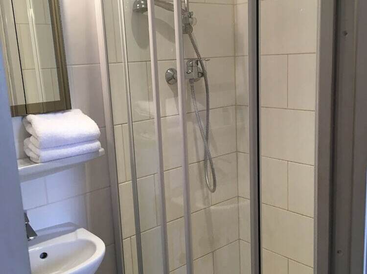 غرفة قياسية, Esplanade