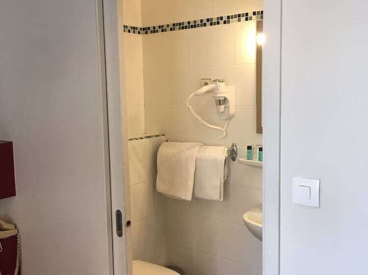 غرفة قياسية, Esplanade