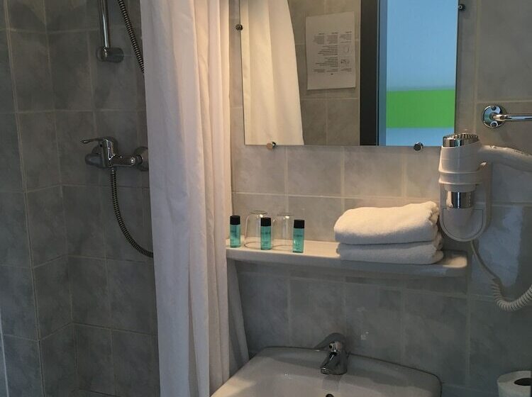 غرفة قياسية ثلاثية, Esplanade