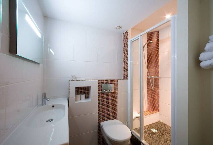 غرفة قياسية ثلاثية, Esplanade