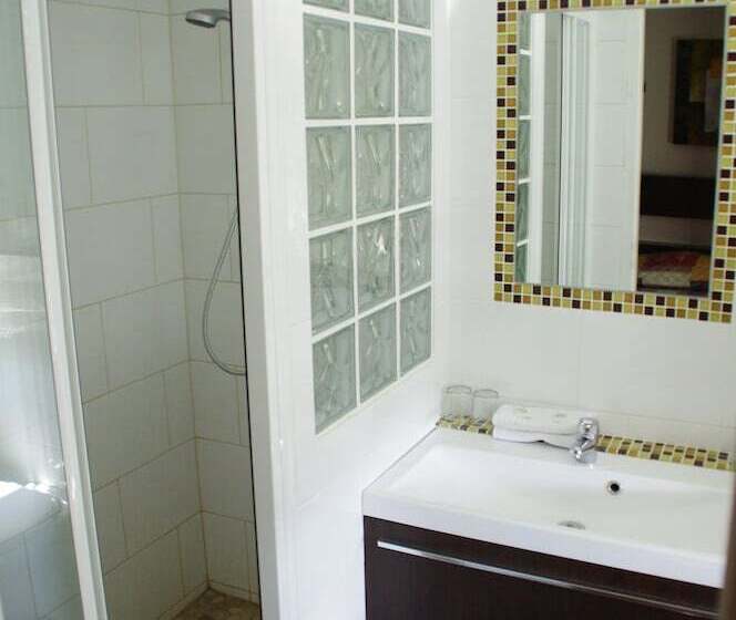 غرفة قياسية ثلاثية, Esplanade