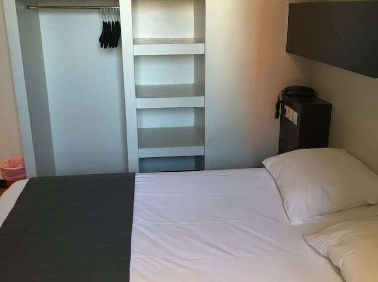 غرفة قياسية, Esplanade