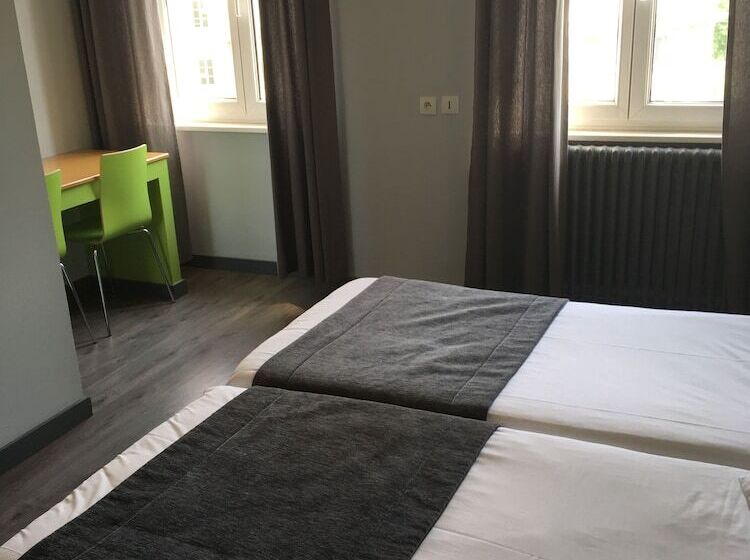 غرفة قياسية ثلاثية, Esplanade