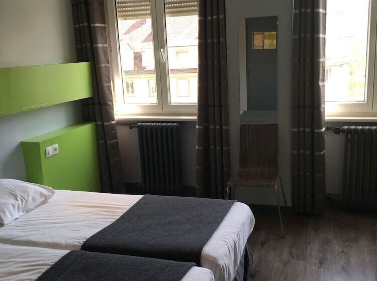 غرفة قياسية ثلاثية, Esplanade