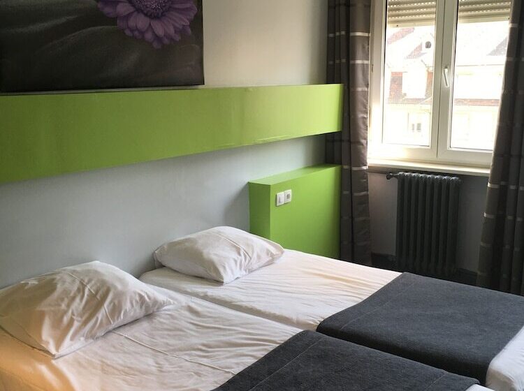 غرفة قياسية ثلاثية, Esplanade