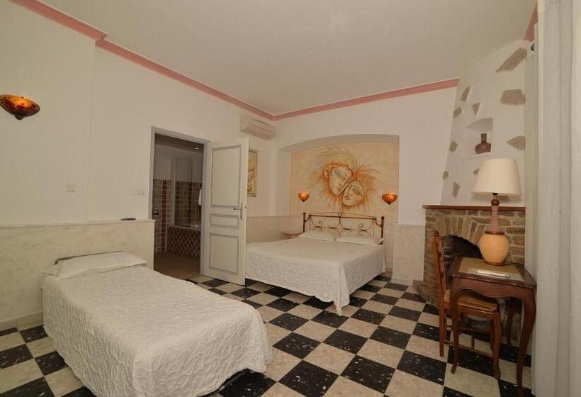 اتاق استاندارد سه نفره, Les Flots Bleus