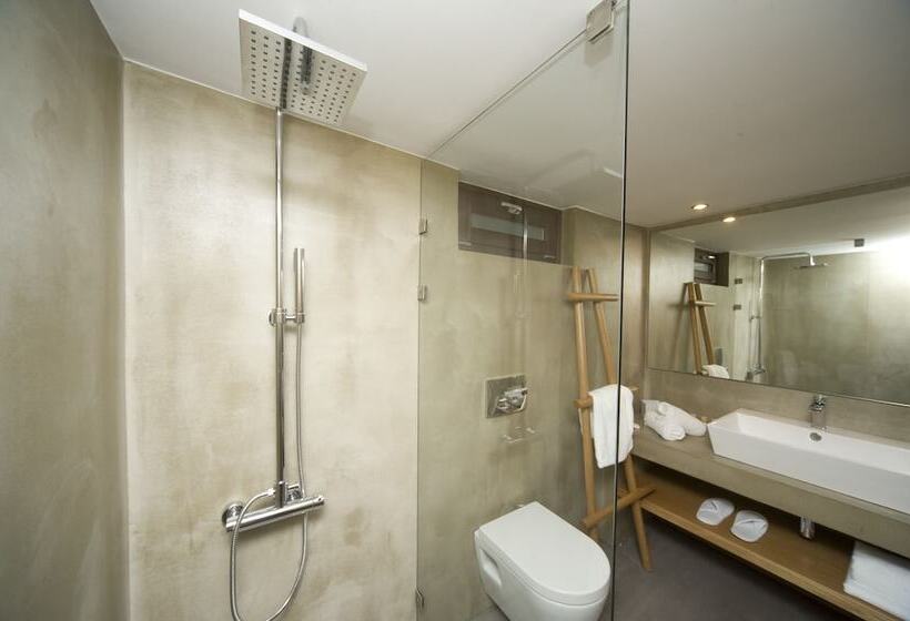 חדר סופריור לשלושה, Pepi Boutique