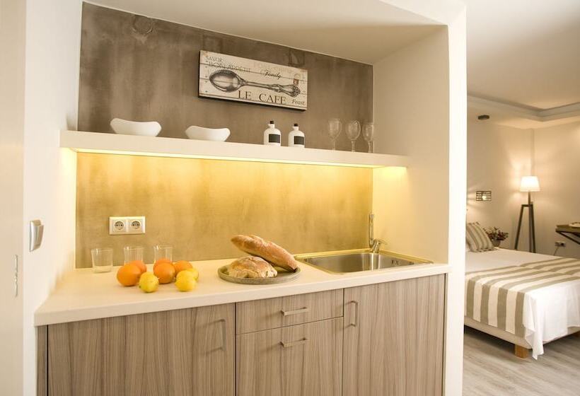 חדר סופריור לשלושה, Pepi Boutique