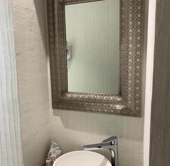 스탠다드 트리플 룸, Rex