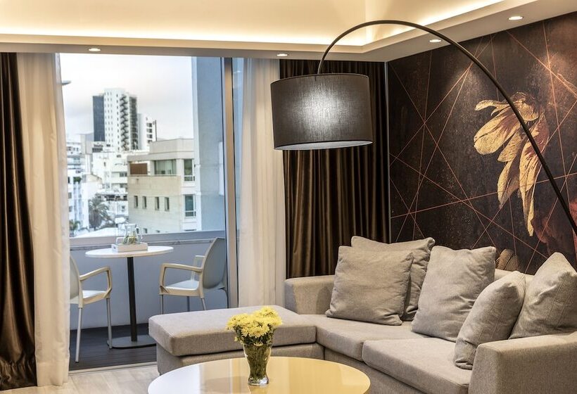 سوییت اجرایی, Almond Business