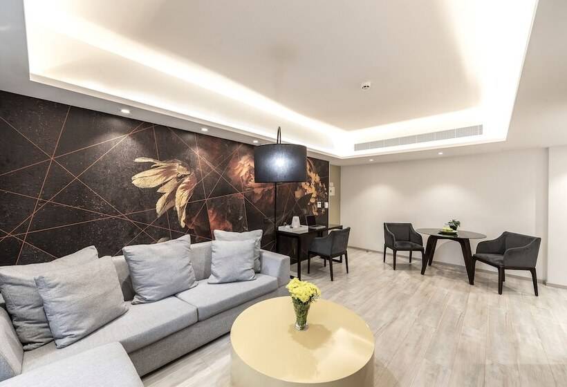 سوییت اجرایی, Almond Business